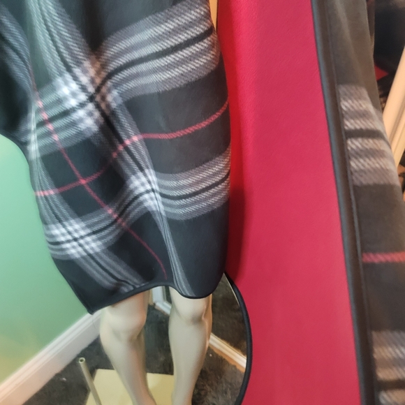 Black and Red " Ike Behar" One size fits all. Reversible Fashion Wrap - Picture 9 of 12